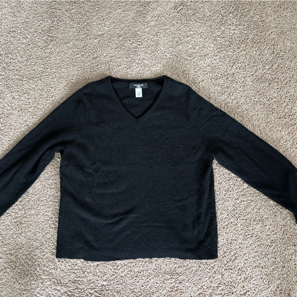 100% Cashmere Black V-Neck Sweater